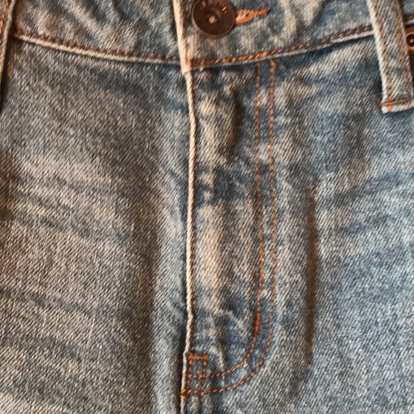 Light wash high waisted relaxed fit Mom jeans with tapered cuff NWT - Picture 5 of 8